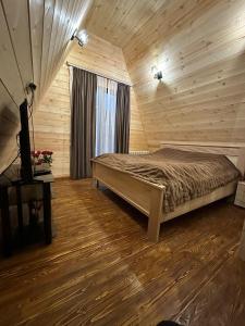 - une chambre avec un lit dans une cabane en bois dans l'établissement A.frame-house, à Tsaghkadzor