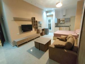 uma sala de estar com um sofá e uma cama em Dive Hostel Hurghada em Hurghada