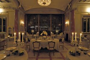 ein Esszimmer mit weißen Tischen und Stühlen und Kerzen in der Unterkunft Villa Laetitia in Rom