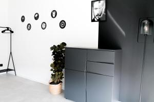コブレンツにあるMarvel-Apartment - für Freunde & Familien, stadtnah, Parkplatz, E-Ladestation, Gitterbox für Fahrräder, Fitnessstudio, digitale Gästemappe mit Restaurant- und Unternehmenstippsの青いキャビネットと鉢植えの植物があるお部屋