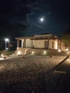 Una casa de noche con la luna en el cielo en Oinoni's Home - ALEXANDROS, en Souvala