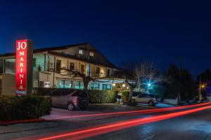 Una señal de no estacionar frente a un edificio por la noche en Jo Marinis Rooms, en Korinthos
