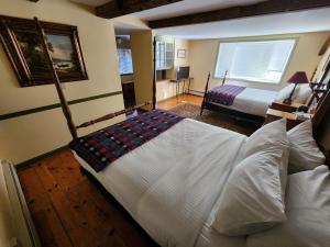 1 dormitorio con 2 camas y ventana en Arlington Inn & Spa, en Arlington