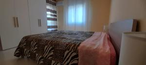 ein Schlafzimmer mit einem Bett in einem Zimmer in der Unterkunft Principessa e ranocchio in Custonaci