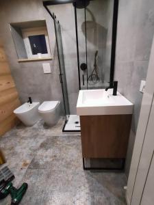 A bathroom at Piccolo Appartamento Casa Vacanze B&B Angela