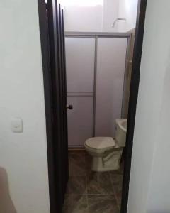 Koupelna v ubytování Cabaña 41, aldea Doradal Santorini Colombiano