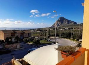 uitzicht op een parkeerplaats met een berg op de achtergrond bij Principessa e ranocchio in Custonaci