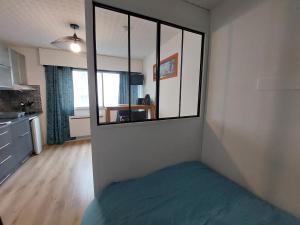 Kuchyňa alebo kuchynka v ubytovaní Studio la Salicorne au Sables d'Olonne