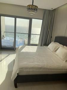 מיטה או מיטות בחדר ב-Damac Al Jawharah Tower Apartments