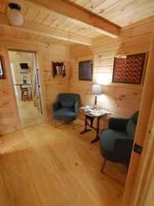 una habitación con 2 sillas y una mesa en una cabaña en Two Rivers Cabins - The Mountaintop en Brevard