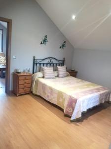 ein Schlafzimmer mit einem Bett und einer Kommode in einem Zimmer in der Unterkunft murillavacacional in Moaña