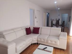 Un lugar para sentarse en Comodo y moderno apartamento