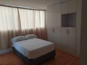 Una cama o camas en una habitación de Comodo y moderno apartamento