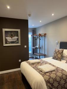 Cama ou camas em um quarto em The Vine Hotel Chapel st Leonards