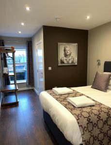 Cama ou camas em um quarto em The Vine Hotel Chapel st Leonards
