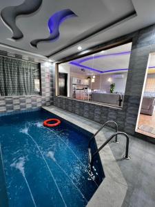 a swimming pool with a red frisbee in a house at شاليهات وايت هافن - ابها in Khamis Mushayt