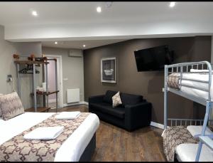 Cama ou camas em um quarto em The Vine Hotel Chapel st Leonards