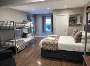 Cama ou camas em um quarto em The Vine Hotel Chapel st Leonards