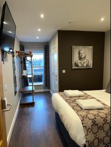 Cama ou camas em um quarto em The Vine Hotel Chapel st Leonards
