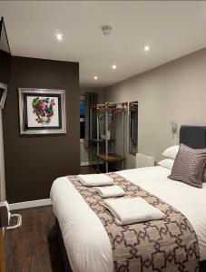 Cama ou camas em um quarto em The Vine Hotel Chapel st Leonards