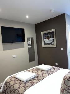 Cama ou camas em um quarto em The Vine Hotel Chapel st Leonards