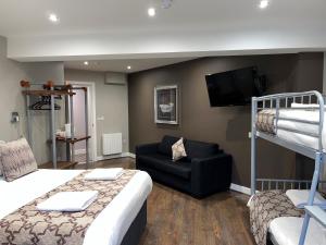 Cama ou camas em um quarto em The Vine Hotel Chapel st Leonards