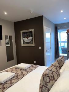 Cama ou camas em um quarto em The Vine Hotel Chapel st Leonards