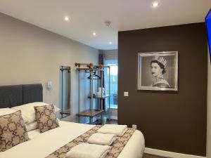 Cama ou camas em um quarto em The Vine Hotel Chapel st Leonards