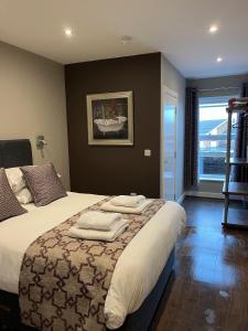 Cama ou camas em um quarto em The Vine Hotel Chapel st Leonards