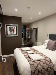 Cama ou camas em um quarto em The Vine Hotel Chapel st Leonards