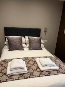 Cama ou camas em um quarto em The Vine Hotel Chapel st Leonards