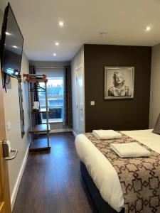 Cama ou camas em um quarto em The Vine Hotel Chapel st Leonards
