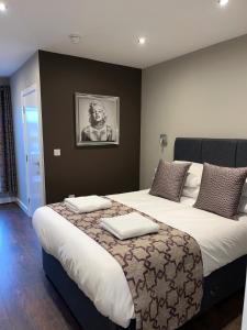Cama ou camas em um quarto em The Vine Hotel Chapel st Leonards