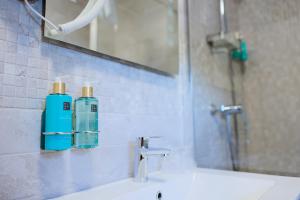 un bagno con due bottiglie di shampoo su un lavandino di Casa AVA a Straja