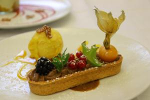 un trozo de pan con fruta en un plato en Le Domaine des Roches, Hotel & Spa, en Briare