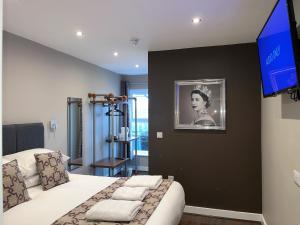 een kamer met een bed met een zwarte muur bij The Vine Hotel Chapel st Leonards in Skegness