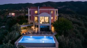 Bazén v ubytovaní Saronic TopView Villa alebo v jeho blízkosti