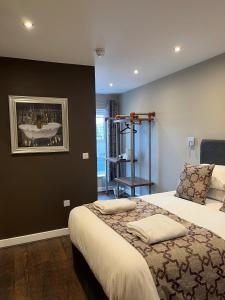 Cama ou camas em um quarto em The Vine Hotel Chapel st Leonards