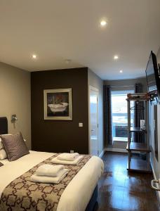 Cama ou camas em um quarto em The Vine Hotel Chapel st Leonards