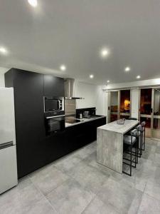 duża kuchnia ze stołem i blatem w obiekcie Appartement 3 pièces refait à neuf. Centre-ville. w Mentonie