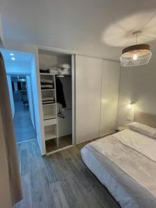 sypialnia z łóżkiem i garderobą w obiekcie Appartement 3 pièces refait à neuf. Centre-ville. w Mentonie