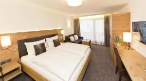 Tempat tidur dalam kamar di Waldpark Hotel Garni