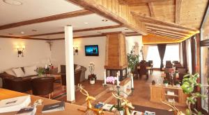 Area tempat duduk di Waldpark Hotel Garni