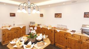 Makanan di atau di tempat lain dekat hotel