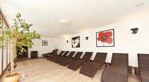 Area tempat duduk di Waldpark Hotel Garni