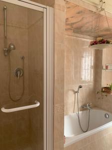 een badkamer met een douche en een bad bij Casa Viola vicino al mare by SMART-HOME in Vallecrosia
