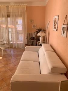 een woonkamer met twee witte banken in een kamer bij Casa Viola vicino al mare by SMART-HOME in Vallecrosia