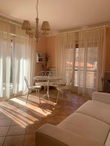 een woonkamer met een tafel en stoelen bij Casa Viola vicino al mare by SMART-HOME in Vallecrosia