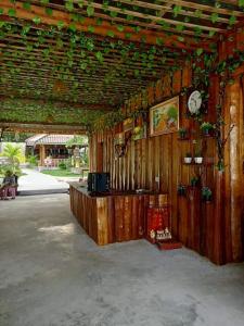 drewniany budynek z zegarem na ścianie w obiekcie Bunnan Bungalows and Restaurant w mieście Koh Rong