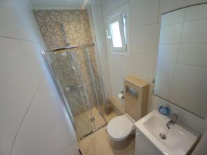 Gallery image of Elenis House in Néa Péramos +18 photos